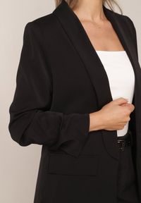 Born2be - Czarna Pudełkowa Marynarka bez Zapięcia z Marszczeniami na Rękawach Annaloa. Okazja: do pracy, na co dzień. Kolor: czarny. Materiał: materiał, jeans. Styl: elegancki, casual, wizytowy #4