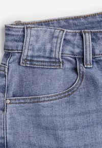 Born2be - Niebieskie Jeansy o Kroju Mom Fit z Bawełną i Wysokim Stanem Galon. Okazja: na co dzień. Stan: podwyższony. Kolor: niebieski. Długość: krótkie. Wzór: gładki. Styl: casual, klasyczny #5