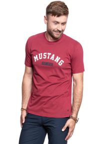 Mustang - MUSTANG T SHIRT Alex C Print RHUBARB 1008151 7194. Kolor: czerwony. Wzór: nadruk #6