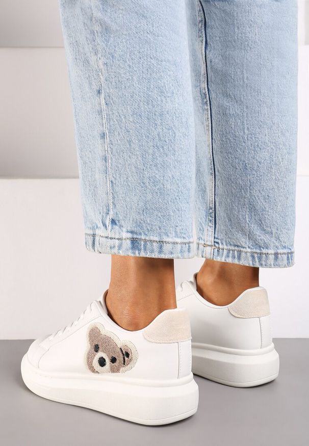 Renee - Biało-Beżowe Sneakersy na Płaskiej Podeszwie Ozdobione Motywem Misia Seniefra. Nosek buta: okrągły. Zapięcie: sznurówki. Kolor: biały. Materiał: materiał. Wzór: aplikacja. Obcas: na płaskiej podeszwie. Wysokość obcasa: niski