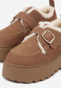 Born2be - Brązowe Śniegowce na Grubej Podeszwie z Paskiem z Klamerką i Futerkiem Uwedina. Nosek buta: okrągły. Zapięcie: pasek. Kolor: brązowy. Materiał: futro. Sezon: zima. Obcas: na obcasie. Styl: klasyczny. Wysokość obcasa: średni #4