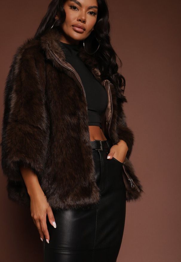 Renee - Brązowa Kurtka Futerko z Kołnierzem i Szerokimi Rękawami 3/4 Zapinana na Suwak Clauda. Kolor: brązowy. Materiał: futro