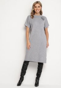 Born2be - Szara Sukienka z Wiskozą Bawełną i Odpinanym Kwiatem 3D Zeiada. Kolor: szary. Materiał: wiskoza, bawełna. Wzór: kwiaty