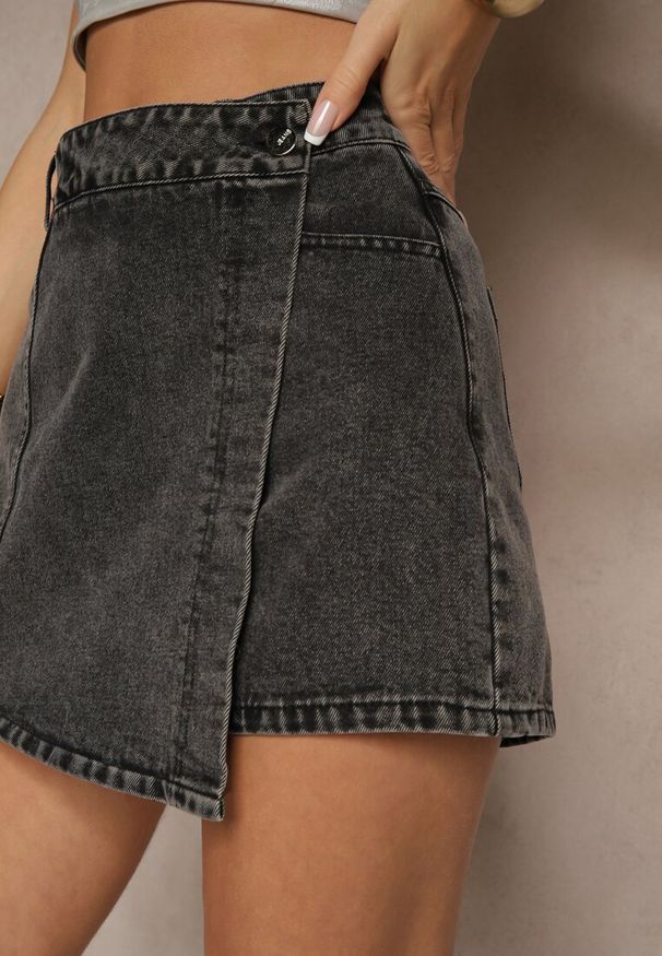 Renee - Czarne Asymetryczne Spódnico-Szorty Jeansowe Zdobione Przeszyciami Lisanithra. Okazja: na co dzień, na randkę. Kolor: czarny. Materiał: jeans. Wzór: aplikacja. Styl: elegancki, casual