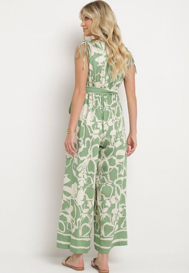 Born2be - Zielony Kopertowy Kombinezon z Wiskozą Wykończony Gumką w Talii z Materiałowym Paskiem Inatia. Okazja: na co dzień. Kolor: zielony. Materiał: materiał, wiskoza. Długość: długie. Styl: casual, elegancki