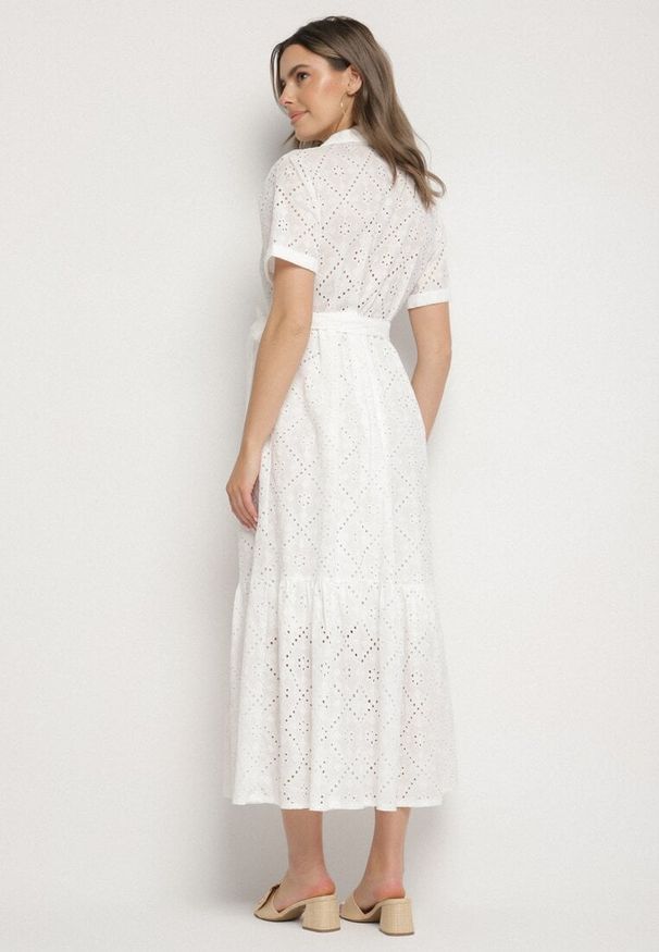 Born2be - Biała Bawełniana Sukienka Haftowana o Koszulowym Kroju z Wiązanym Paskiem Efrora. Okazja: na spacer, na imprezę, na co dzień. Kolor: biały. Materiał: bawełna. Długość rękawa: krótki rękaw. Wzór: haft. Typ sukienki: koszulowe. Styl: elegancki, casual