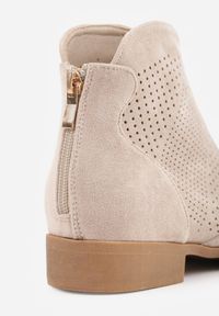 Renee - Jasnobeżowe Botki Vices z Ekozamszu z Ażurową Cholewką Selianae. Okazja: na co dzień, do pracy. Nosek buta: szpiczasty. Kolor: beżowy. Szerokość cholewki: normalna. Wzór: ażurowy. Materiał: dzianina. Obcas: na obcasie. Styl: casual, elegancki, klasyczny. Wysokość obcasa: średni #8