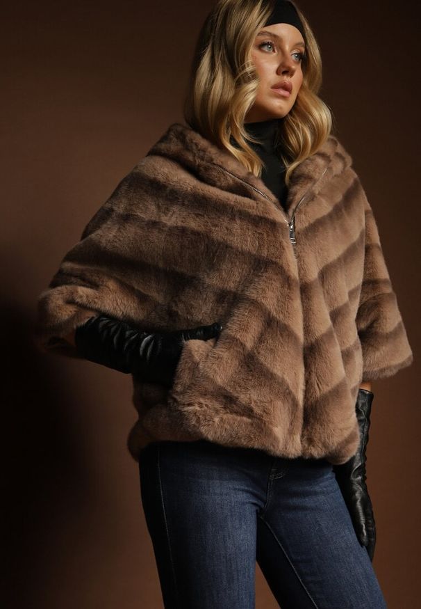 Renee - Beżowa Kurtka Futrzana o Kroju Oversize z Kapturem i Rękawami 3/4 Titene. Okazja: na co dzień. Typ kołnierza: kaptur. Kolor: beżowy. Materiał: futro. Sezon: zima. Styl: klasyczny, casual, elegancki