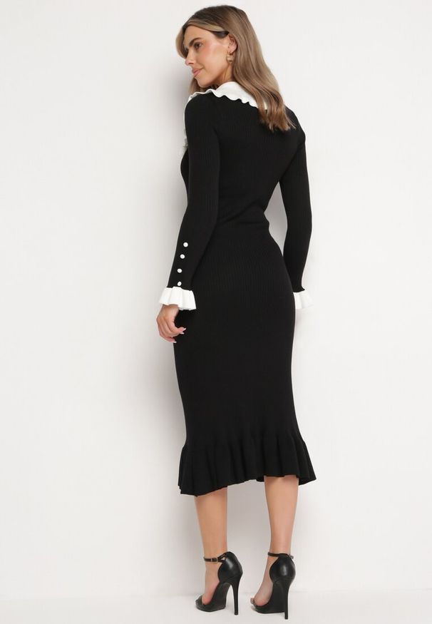 Born2be - Czarna Prążkowana Sukienka Midi z Kołnierzykiem z Guzikami i Falbanką Prestaria. Okazja: do pracy, na spotkanie biznesowe. Kolor: czarny. Materiał: prążkowany. Styl: biznesowy. Długość: midi