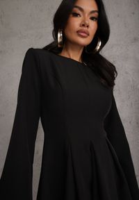 Renee - Czarna Rozkloszowana Sukienka VICES z Rozszerzanymi Rękawami Natileza. Okazja: na randkę, na imprezę. Kolor: czarny #3