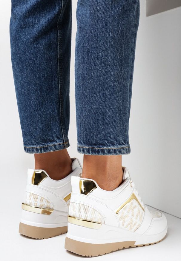 Born2be - Białe Sneakersy Kasaris. Okazja: na co dzień. Nosek buta: okrągły. Zapięcie: sznurówki. Kolor: biały. Wzór: aplikacja. Materiał: jeans, jedwab. Sezon: lato, jesień, wiosna. Obcas: na koturnie. Wysokość obcasa: średni