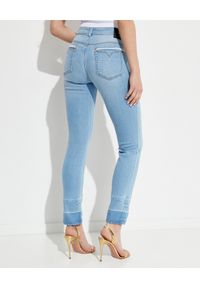 Versace Jeans Couture - VERSACE JEANS COUTURE - Jeansowe spodnie z prostymi nogawkami. Kolor: niebieski. Wzór: aplikacja #4