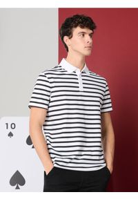 Sinsay - Bawełniana koszulka polo w paski - czarny. Typ kołnierza: polo. Kolor: czarny. Materiał: bawełna. Wzór: paski