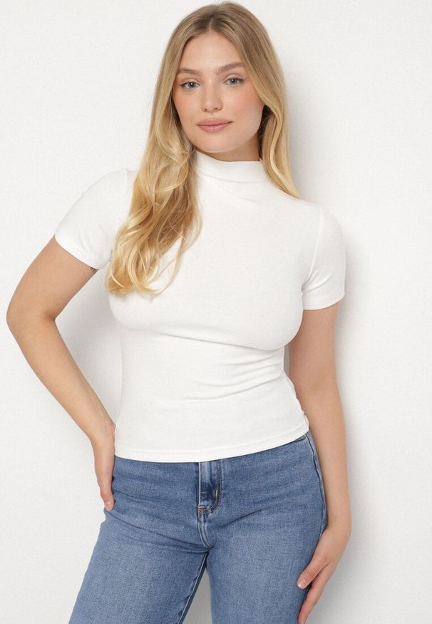 Born2be - Biały Dopasowany T-shirt z Wiskozy z Golfem Isovera. Okazja: do pracy, na spotkanie biznesowe. Typ kołnierza: golf. Kolor: biały. Materiał: wiskoza. Długość rękawa: krótki rękaw. Długość: krótkie. Wzór: aplikacja. Styl: elegancki, biznesowy