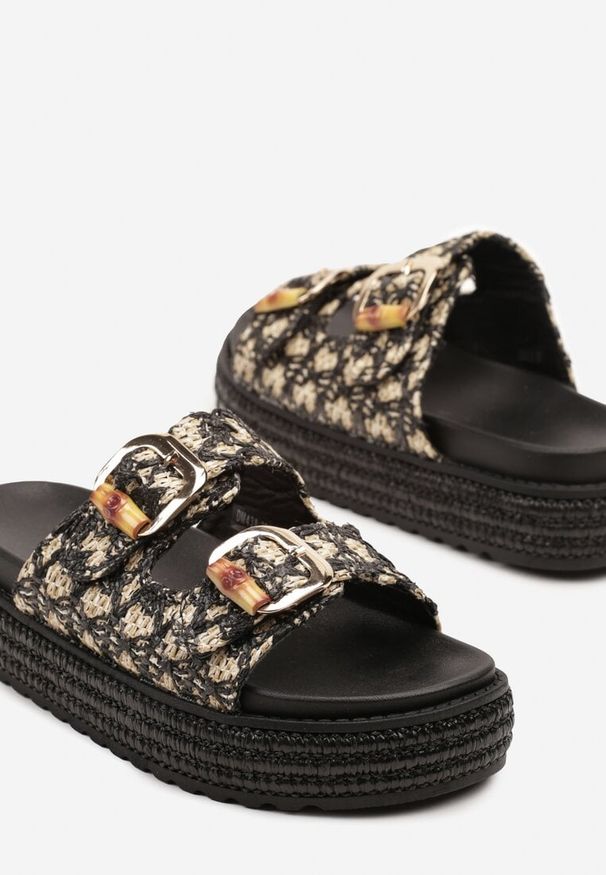 Renee - Czarne Plecione Klapki na Grubej Podeszwie ze Sprzączkami Sonisea. Okazja: na co dzień. Kolor: czarny. Materiał: jeans. Styl: casual, elegancki