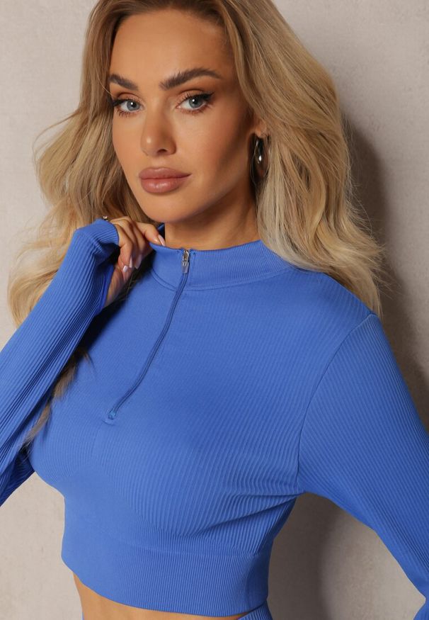 Renee - Niebieska Elastyczna Bluzka na Suwak z Wycięciem przy Ściągaczu Denalla. Okazja: na co dzień. Kolor: niebieski. Styl: casual