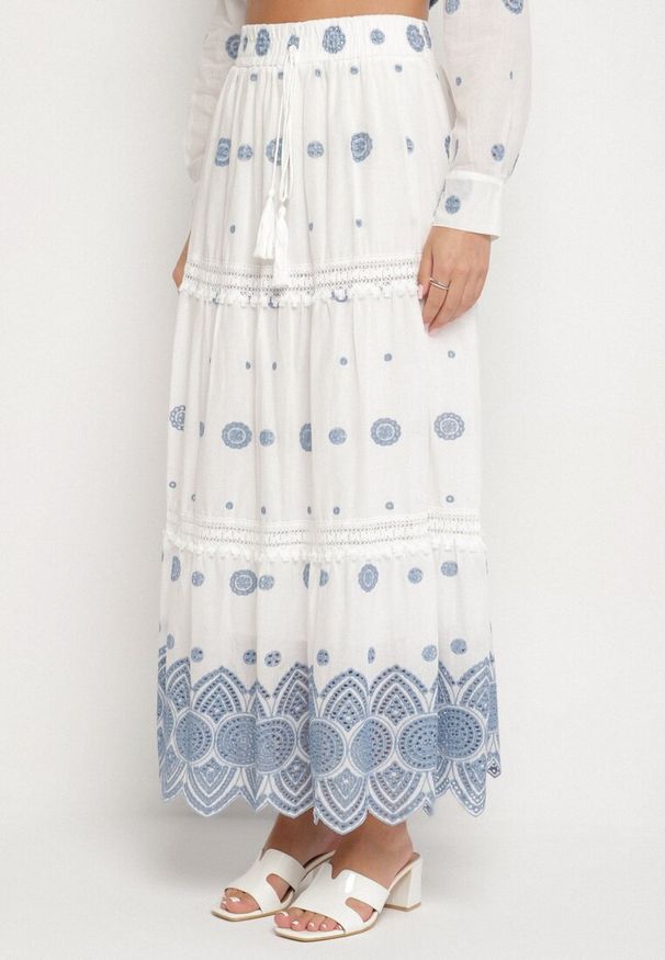 Born2be - Biała Bawełniana Spódnica o Rozkloszowanym Kroju Zdobiona Haftem Silomira. Okazja: na co dzień, na spacer. Kolor: biały. Materiał: bawełna. Wzór: haft, aplikacja. Styl: casual, klasyczny, elegancki