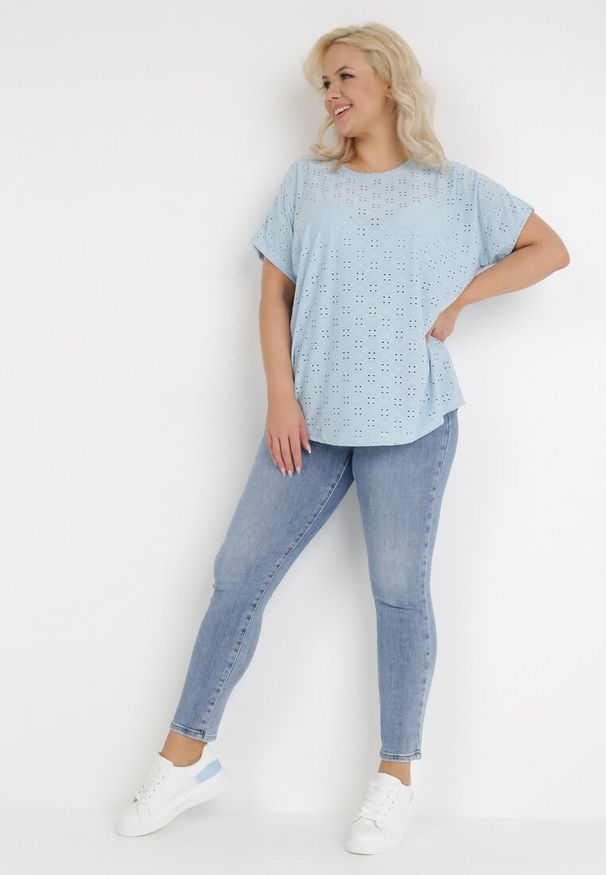 Born2be - Niebieska Bluzka Galiolea. Typ kołnierza: kołnierz z falbankami. Kolekcja: plus size. Kolor: niebieski. Materiał: dzianina. Długość: krótkie. Wzór: aplikacja, haft, ażurowy, kwiaty, nadruk