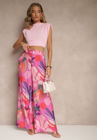 Renee - Fuksjowe Spodnie z Wiskozy o Szerokim Kroju High Waist ze Wzorem Liści Ralimia. Okazja: na randkę, na spacer. Stan: podwyższony. Kolor: różowy. Materiał: wiskoza. Styl: elegancki, klasyczny