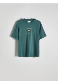 Reserved - T-shirt oversize z haftem - morski. Kolor: morski. Materiał: bawełna, dzianina. Wzór: haft