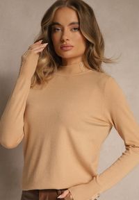 Renee - Ciemnobeżowy Golf o Dopasowanym Kroju Zdobiony Minimalistycznymi Aplikacjami Unissa. Okazja: na spacer. Typ kołnierza: golf. Kolor: beżowy. Materiał: jeans. Wzór: aplikacja. Styl: elegancki, klasyczny #5