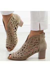 J. Brązowe sandały damskie na obcasie z zakrytą piętą M.Daszyński 1954-15. Kolor: brązowy. Materiał: zamsz. Wzór: ażurowy. Sezon: wiosna, lato. Obcas: na obcasie. Styl: klasyczny, elegancki. Wysokość obcasa: średni #1