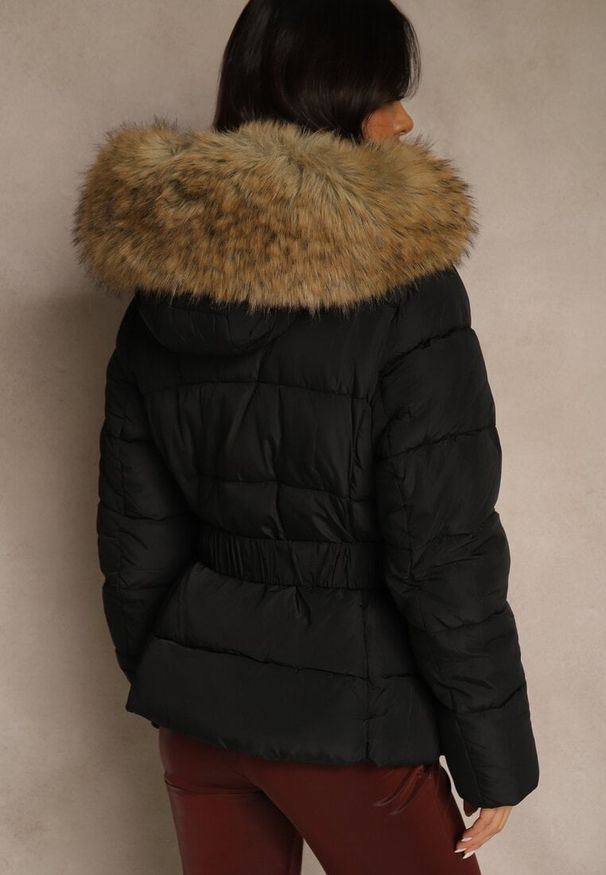 Renee - Czarna Kurtka Pikowana z Nieodpinanym Kapturem Futerkiem i Paskiem Retelda. Okazja: na co dzień. Kolor: czarny. Materiał: futro. Sezon: zima. Styl: casual