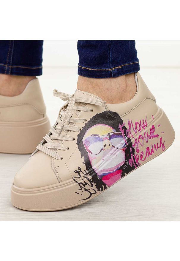 Beżowe skórzane sneakersy damskie na platformie Filippo Dp6835/25. Nosek buta: okrągły. Zapięcie: sznurówki. Kolor: beżowy. Materiał: skóra. Szerokość cholewki: normalna. Sezon: jesień, wiosna, lato. Obcas: na platformie. Sport: turystyka piesza