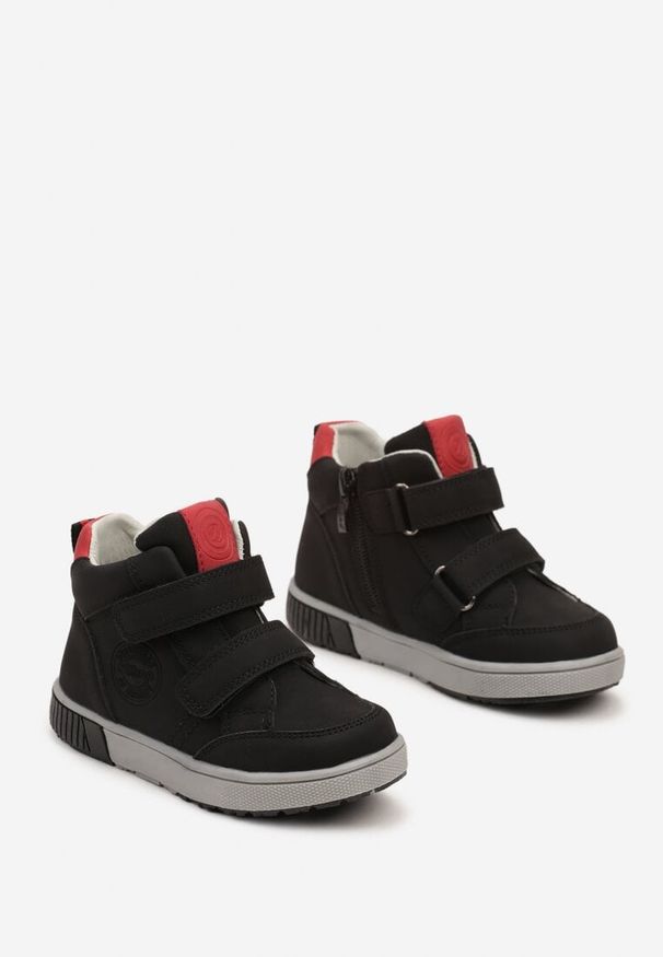 Born2be - Czarno-Czerwone Botki Clibee w Stylu Sneakersów na Płaskiej Podeszwie z Tłoczeniem Romitha. Okazja: na uczelnię. Nosek buta: okrągły. Zapięcie: rzepy. Kolor: czarny. Materiał: jeans. Wzór: kolorowy. Styl: elegancki, młodzieżowy, retro