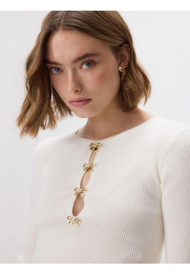 Reserved - Bluzka z ozdobną aplikacją - złamana biel. Materiał: wiskoza, dzianina, prążkowany. Wzór: aplikacja