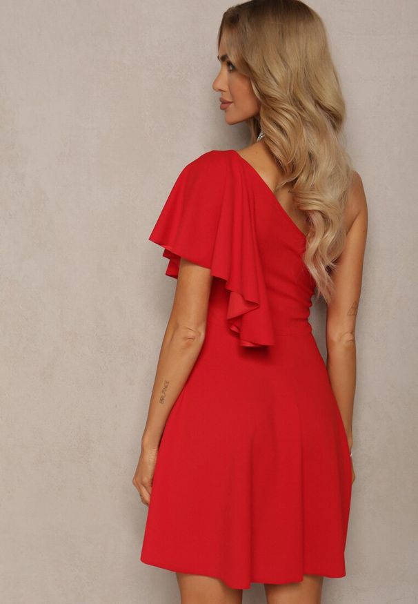 Renee - Czerwona Sukienka o Rozkloszowanym Kroju z Asymetryczną Górą na Jedno Ramię Ulubia. Okazja: na co dzień. Kolor: czerwony. Długość rękawa: krótki rękaw. Typ sukienki: asymetryczne. Styl: elegancki, casual