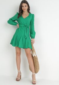 Born2be - Zielona Sukienka z Trójkątnym Dekoltem i Wiązaniem w Pasie Wesleig. Kolor: zielony. Materiał: materiał. Długość rękawa: długi rękaw. Długość: mini