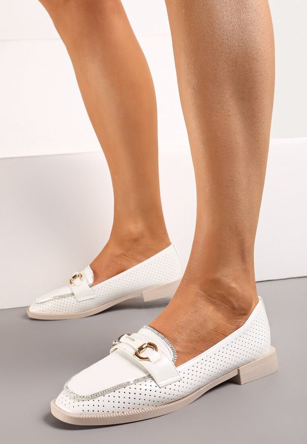 Born2be - Białe Półbuty Loafersy Ozdobione Klamrą Cyrkoniami i Perforacją Jalessa. Zapięcie: klamry. Kolor: biały. Materiał: dzianina. Wzór: aplikacja. Sezon: wiosna, jesień. Styl: elegancki