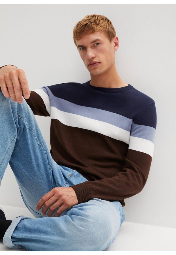 bonprix - Sweter z dzianiny o splocie drobnych oczek, we wzór colourblocking, z bawełny. Kolor: niebieski. Materiał: dzianina, bawełna. Wzór: paski, ze splotem