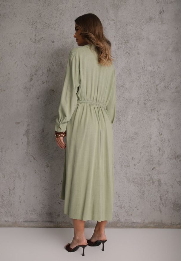 Renee - Zielona Koszulowa Sukienka z Wiskozy z Asymetrycznym Drapowaniem i Guzikiem Hetasa. Okazja: na co dzień. Kolor: zielony. Materiał: wiskoza. Długość rękawa: długi rękaw. Typ sukienki: asymetryczne, koszulowe. Styl: casual, elegancki