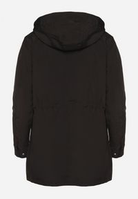 Born2be - Czarna Kurtka Wiatrówka o Kroju Parki z Odpinanym Kapturem Nalinora. Okazja: na co dzień. Kolekcja: plus size. Kolor: czarny. Materiał: dzianina, jeans. Długość rękawa: długi rękaw. Długość: długie. Wzór: aplikacja. Styl: klasyczny, casual, elegancki #5