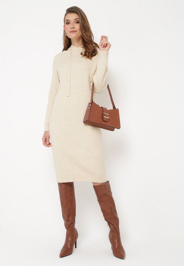 Born2be - Beżowa Wełniana Sukienka z Kapturem w Prążki Tyrwe. Okazja: na co dzień. Typ kołnierza: kaptur. Kolor: beżowy. Materiał: wełna. Długość rękawa: długi rękaw. Wzór: prążki. Typ sukienki: proste. Styl: casual, elegancki, klasyczny