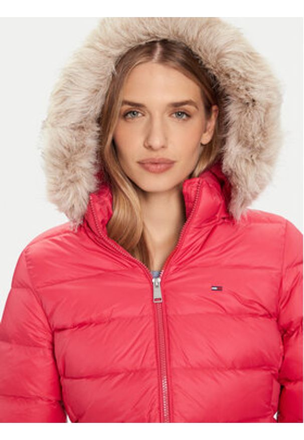 Tommy Jeans Kurtka puchowa Essential DW0DW18864 Różowy Slim Fit. Kolor: różowy. Materiał: syntetyk