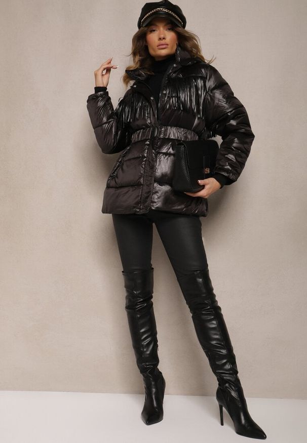 Renee - Czarna Kurtka z Kapturem i Marszczonym Paskiem Zdobiona Frędzlami i Pikowaniem Sanathra. Okazja: na co dzień, do pracy, na spotkanie biznesowe. Typ kołnierza: kaptur. Kolor: czarny. Materiał: jeans. Długość rękawa: długi rękaw. Długość: długie. Wzór: aplikacja. Styl: biznesowy, klasyczny, casual, elegancki