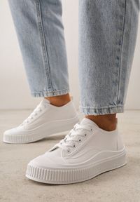Renee - Białe Klasyczne Trampki na Żłobionej Podeszwie Levanatia. Kolor: biały. Materiał: jeans, koronka. Styl: klasyczny #2