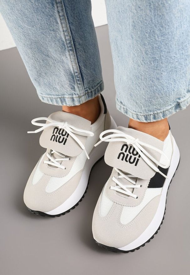 Renee - Beżowo-Czarne Sneakersy na Platformie z Geometrycznym Wzorem Aluina. Okazja: na co dzień. Kolor: beżowy. Materiał: jeans. Wzór: geometria. Obcas: na platformie