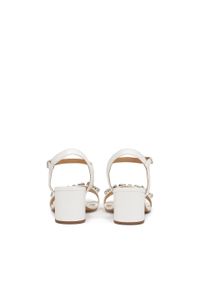 Kazar - Białe ślubne sandały na szerokim obcasie. Okazja: na ślub cywilny, na wesele. Zapięcie: pasek. Kolor: biały. Materiał: skóra. Wzór: aplikacja. Obcas: na obcasie. Styl: młodzieżowy. Wysokość obcasa: wysoki #2