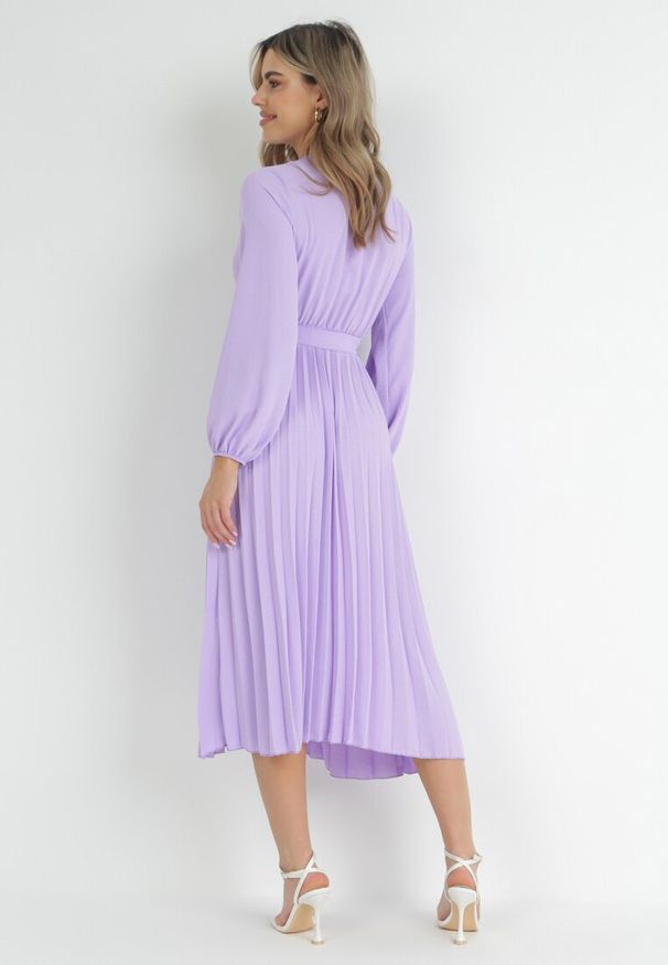 Born2be - Fioletowa Sukienka Mesyre. Okazja: na randkę, do pracy. Typ kołnierza: dekolt w kształcie V. Kolor: fioletowy. Materiał: materiał. Typ sukienki: kopertowe, plisowane. Długość: midi