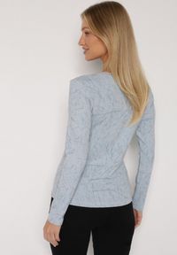 Born2be - Niebieska Bluzka Typu Longsleeve z Geometrycznym Wzorem Unila. Okazja: do pracy, na co dzień, na spotkanie biznesowe. Kolor: niebieski. Materiał: jeans. Długość rękawa: długi rękaw. Wzór: geometria. Styl: casual, biznesowy #2