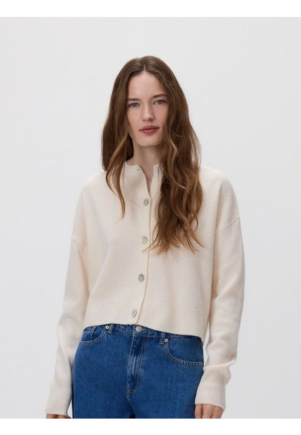 Reserved - Wełniany kardigan - kremowy. Kolor: kremowy. Materiał: wełna