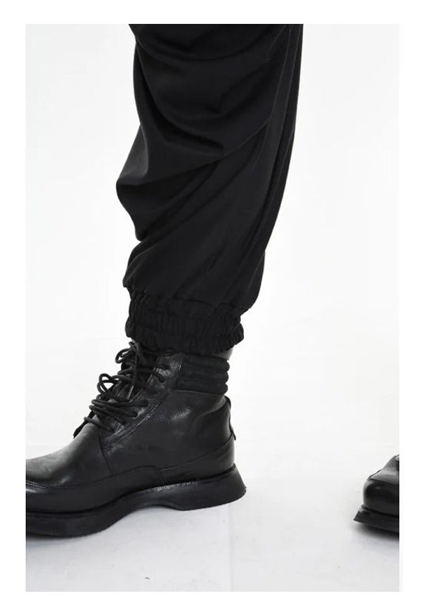 La Haine Inside Us Spodnie | 3R M1137 | Mężczyzna | Czarny. Okazja: na co dzień. Kolor: czarny. Materiał: wiskoza, poliester, elastan. Długość: długie. Styl: casual