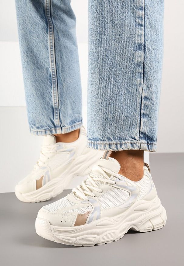 Renee - Beżowe Sneakersy Vices na Platformie Ozdobione Tłoczeniem Natiselle. Okazja: na co dzień. Kolor: beżowy. Materiał: jeans. Wzór: aplikacja. Obcas: na platformie
