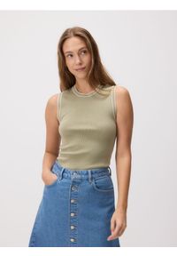 Reserved - Gładki top z wiskozą - oliwkowy. Kolor: oliwkowy. Materiał: wiskoza. Wzór: gładki #1