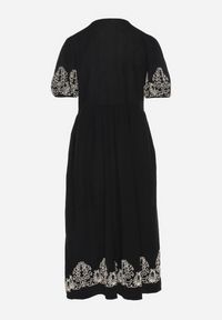 Born2be - Czarna Bawełniana Sukienka Boho o Rozkloszowanym Kroju Zdobiona Haftem Lannivra. Okazja: na imprezę, na co dzień. Typ kołnierza: dekolt w kształcie V. Kolor: czarny. Materiał: bawełna. Wzór: aplikacja, haft. Sezon: lato. Typ sukienki: rozkloszowane. Styl: boho #7