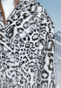 Born2be - Biała Kurtka Futerko w Panterkę z Kieszeniami Fidelis. Okazja: na co dzień. Kolor: biały. Materiał: futro. Wzór: motyw zwierzęcy. Styl: casual, elegancki #2